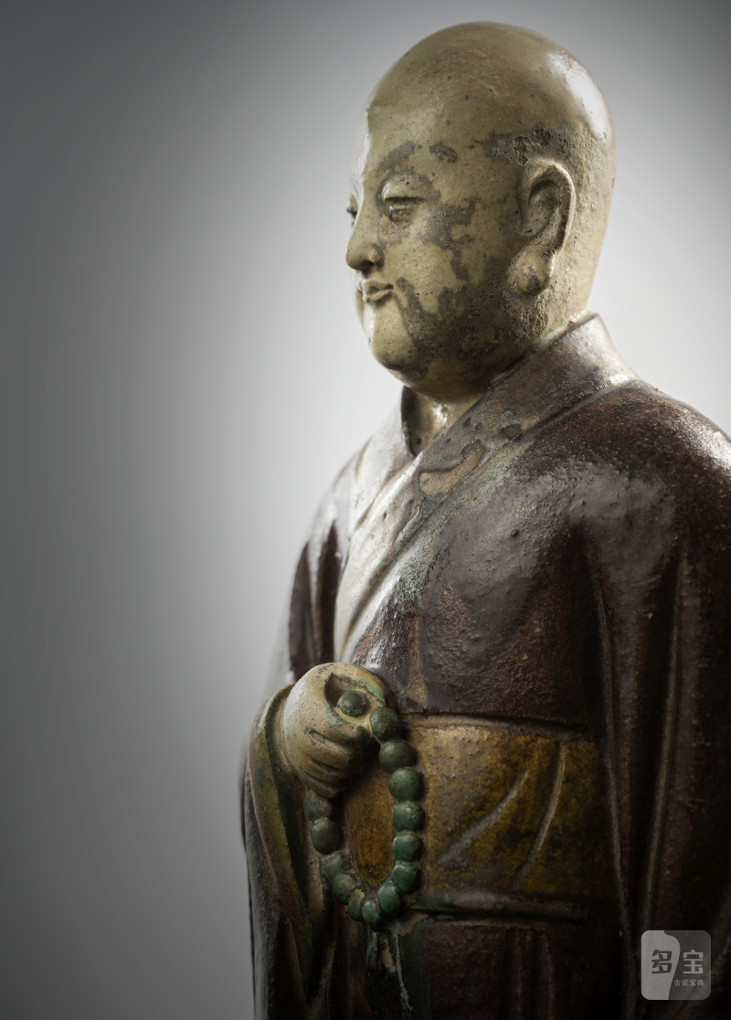 A ceramic figure of a standing monk - 图5